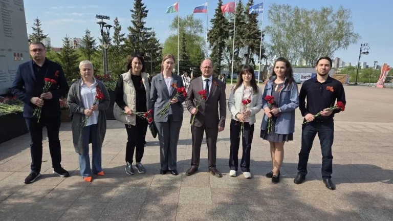 Возложение цветов у мемориала «Вечный огонь»